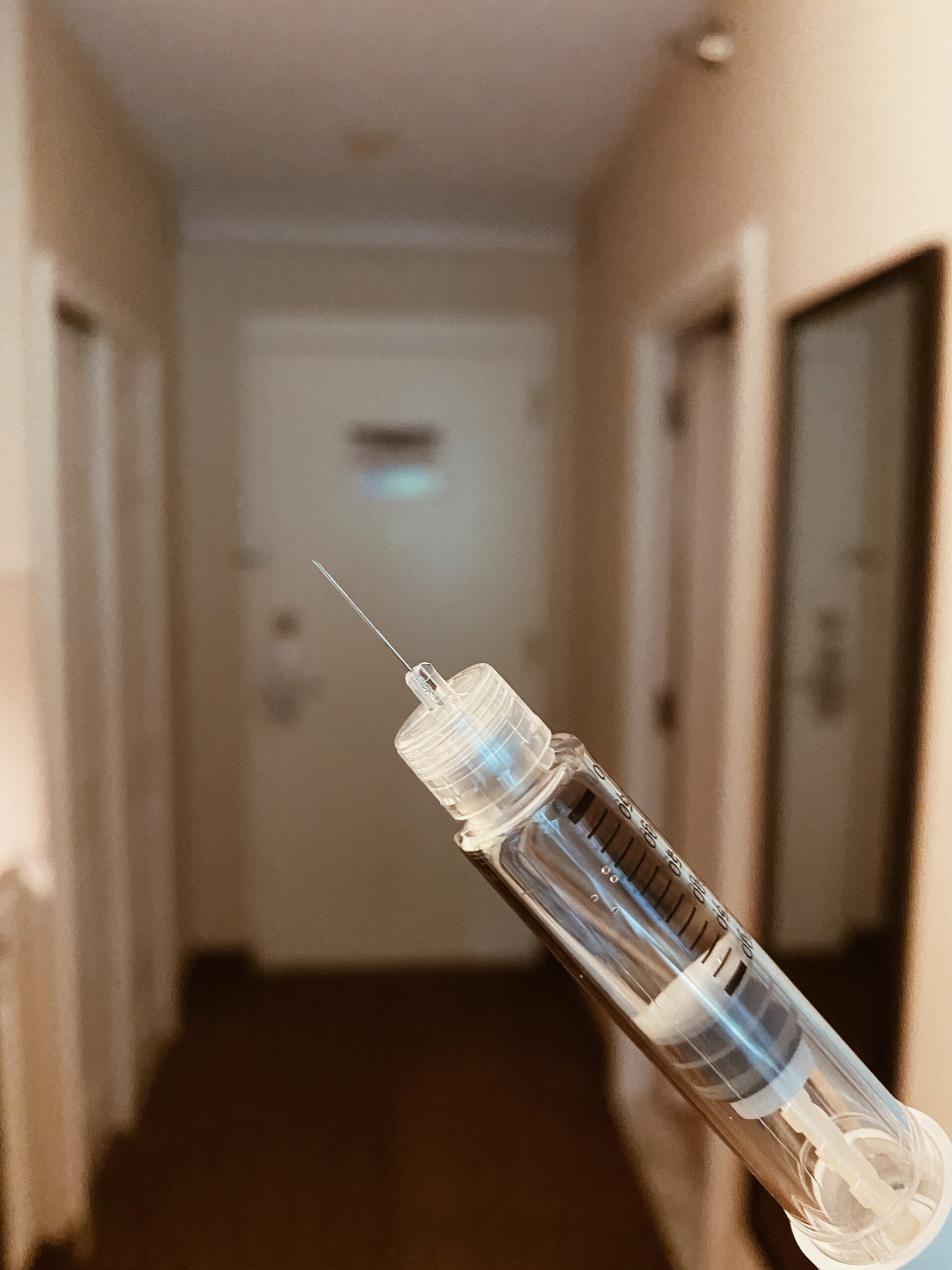 Needle and syringe to be inserted
